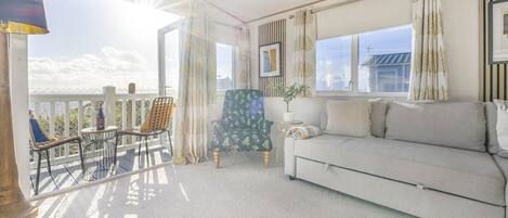 Televisión, chimenea, estéreo