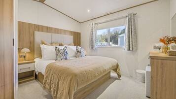 2 habitaciones, tabla de planchar con plancha y cuna de viaje