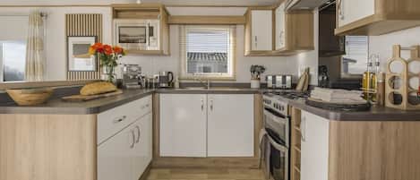 Wasserkocher mit Kaffee-/Teezubehör, Kühlschrank, Mikrowelle, Ofen