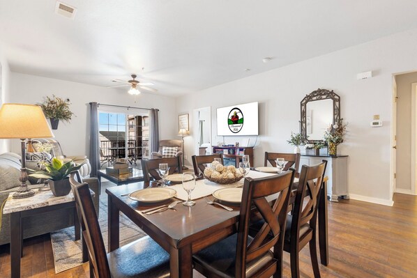 Dining - 2 BD Golf Condo with a Pool View, Deals on Tickets and Golf! (Branson)