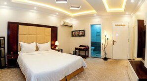 Cofres nos quartos, espaço de trabalho para notebook, cortinas blackout