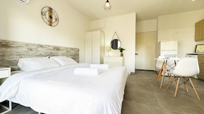 1 bedroom, desk, iron/ironing board, WiFi - Beachfront SeaJoy Larnaka Makenzy - 50m to Beach (Larnaca)