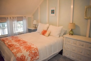 3 bedrooms, iron/ironing board, free WiFi - Adorable home, just .5 miles to Beach, sleeping 6 (West Harwich)