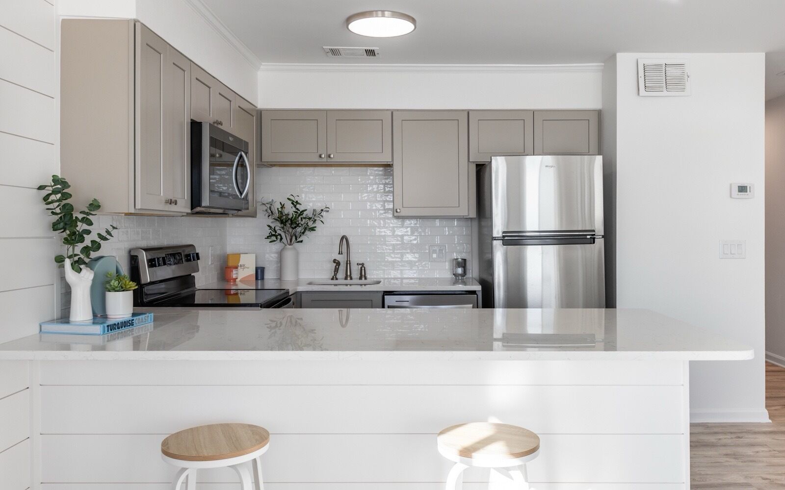 冷蔵庫、電子レンジ、オーブン、コンロ