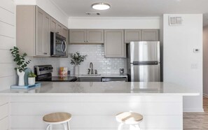 電子レンジ、コンロ、食器洗い機、コーヒー / ティーメーカー