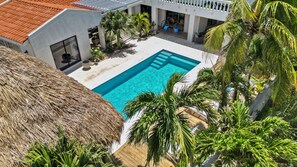 Outdoor pool, pool umbrellas, sun loungers - Bocobay Villa Collection (Noord)