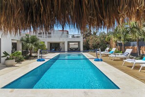 Outdoor pool, pool umbrellas, pool loungers - Bocobay Villa Collection (Noord)