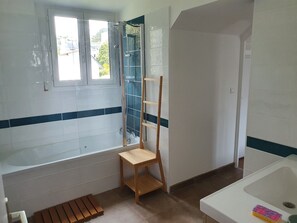 Shower, hair dryer, towels, soap - Family home, 5 minutes from the beach (Binic-Étables-sur-Mer)