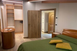 Travel cot, free WiFi