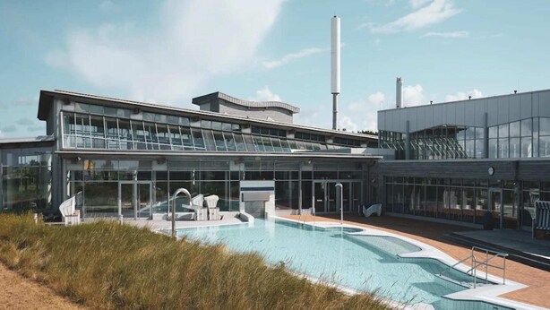 Ein modernes Gebäude mit Pool und Sitzbereich im Freien.