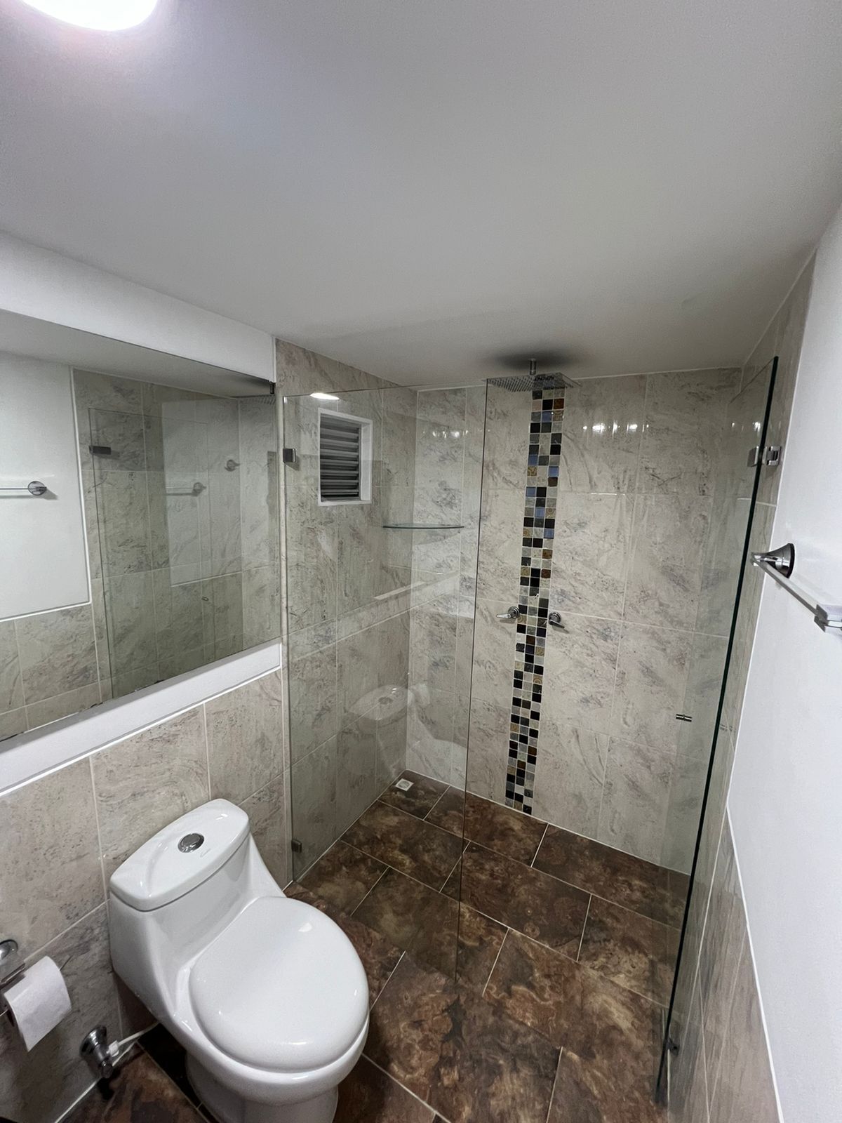 Dusche, Seife, Toilettenpapier