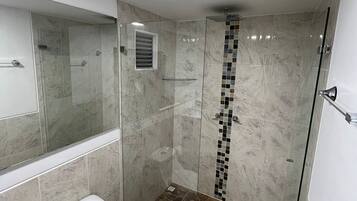 Dusche, Seife, Toilettenpapier