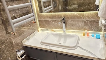 Habitación individual | Baño | Regadera, secadora de cabello, toallas, jabón