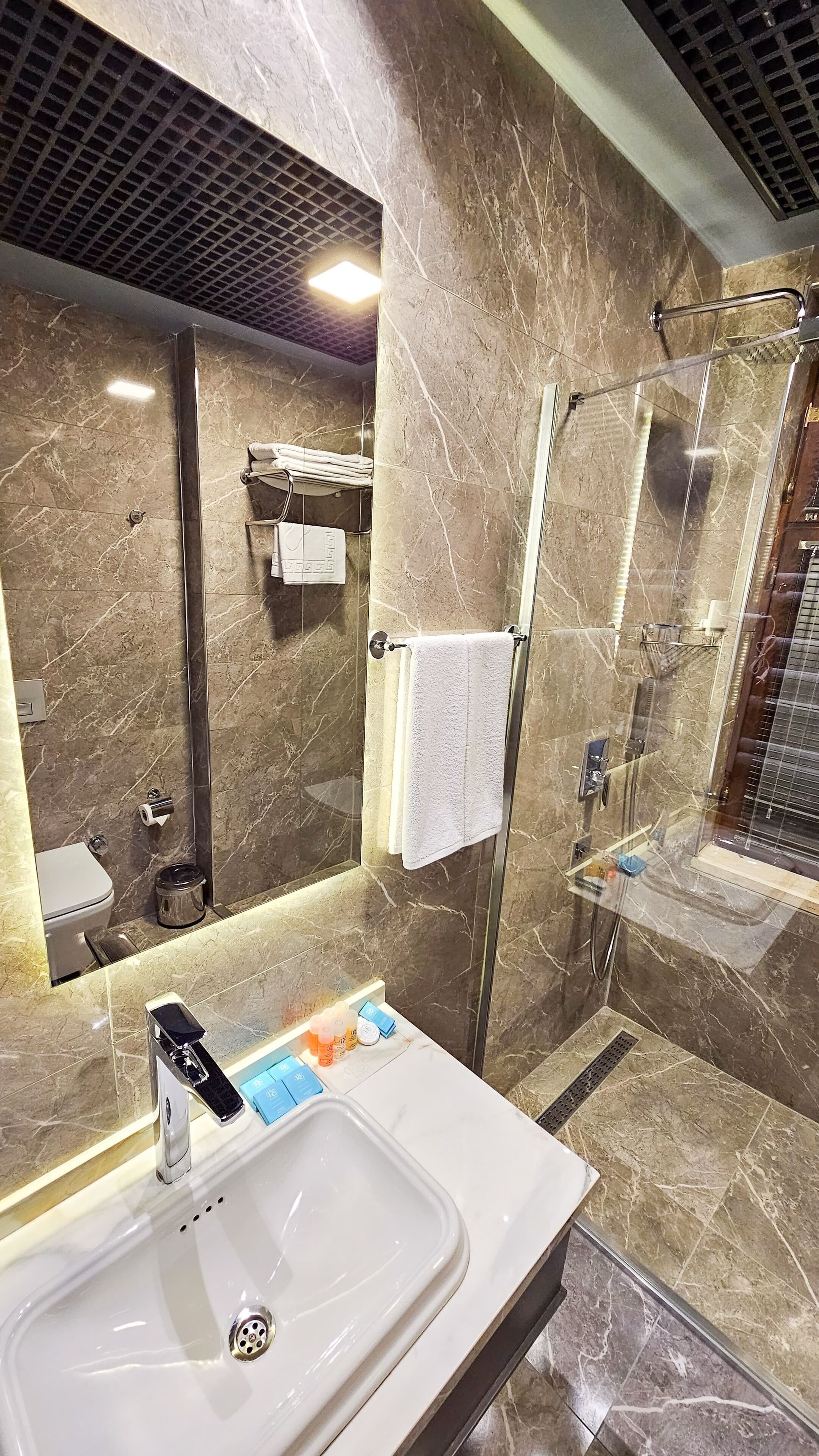 Quarto solteiro | Banheiro | Chuveiro, secador de cabelo, chinelos, toalhas de banho