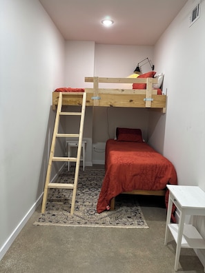 2 habitaciones, cuna de viaje, wifi gratis y ropa de cama