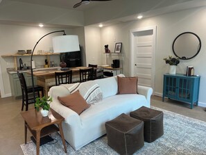 Smart TV - a modern HIDEOUT, cozy and quiet, minutes from downtown Athens and UGA! (Athens)