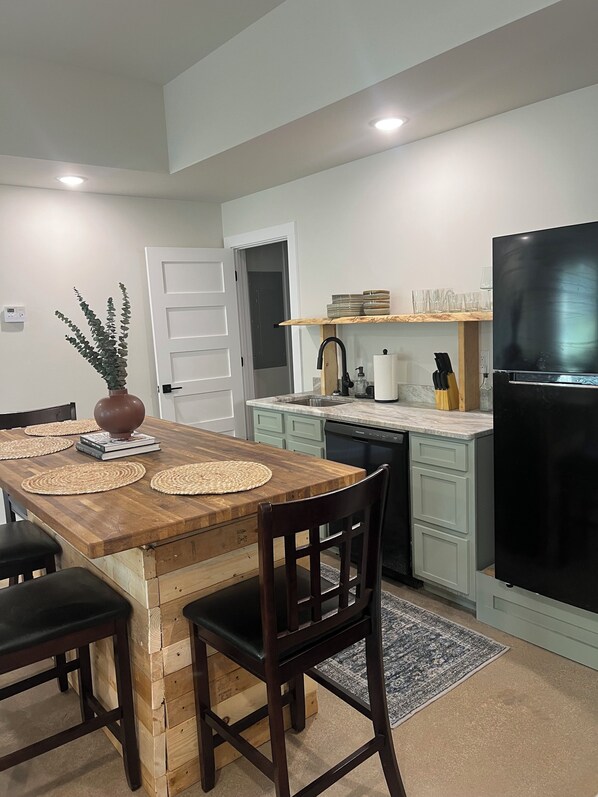 Dining - a modern HIDEOUT, cozy and quiet, minutes from downtown Athens and UGA! (Athens)