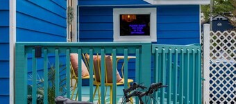 The Plastic Peach - 80s/90s Retro-Themed Apartment