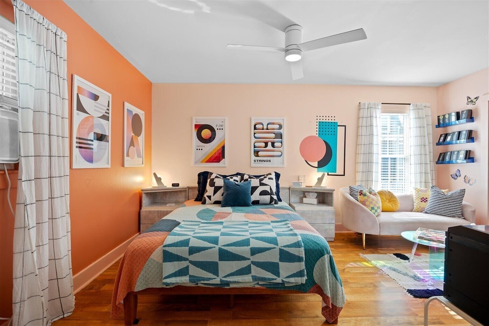 The Plastic Peach - 80s/90s Retro-Themed Apartment - Wilmington | Vrbo