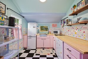 Fridge, microwave, stovetop, dishwasher - The Plastic Peach - 80s/90s Retro-Themed Apartment (Wilmington)