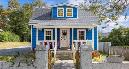 The Plastic Peach - 80s/90s Retro-Themed Apartment