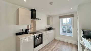 Een koelkast, een magnetron, een oven, een waterkoker