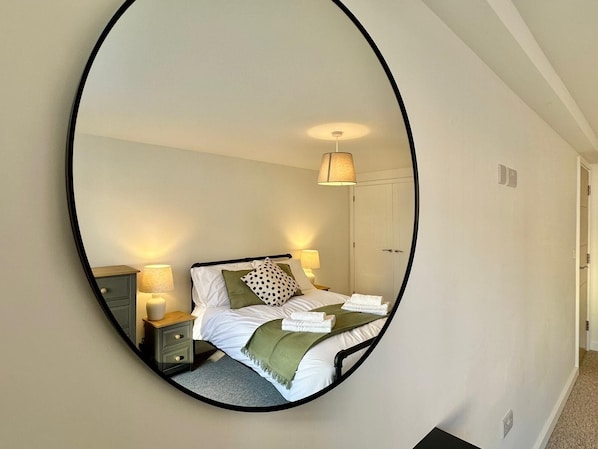 2 bedrooms, iron/ironing board, free WiFi, bed sheets - Recently Modernised Apartment in Prime Location (Hereford)