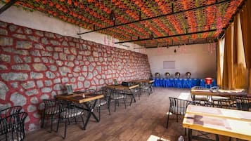 Déjeuner, dîner et souper servis sur place, vue sur le jardin