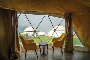 Deluxe-Zelt, Balkon, Talblick | 1 Schlafzimmer, individuell dekoriert, individuell eingerichtet