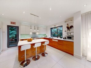 Een koelkast, een microgolfoven, een oven, een vaatwasser