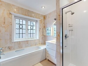 Shower, towels - Charming house in Golders Green - Pass the Keys (London)