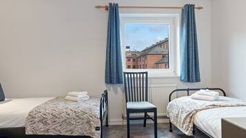 2 slaapkamers, een strijkplank/strijkijzer, reisbedje, gratis wifi