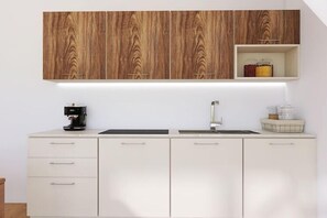 Refrigerador, microondas, placa de cocina, lavavajillas