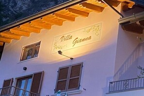 Um edifício com uma placa que diz 'Villa Gianna'.