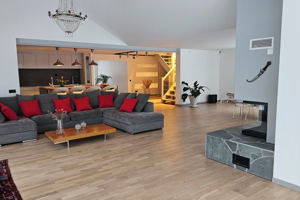Smart-tv, eldstad och dvd-spelare
