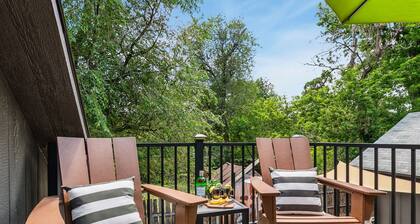 Chic Luxury Retreat – Old Town Carriage House