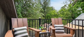 Chic Luxury Retreat – Old Town Carriage House