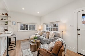 Smart TV, books - Chic Luxury Retreat – Old Town Carriage House (Fort Collins)