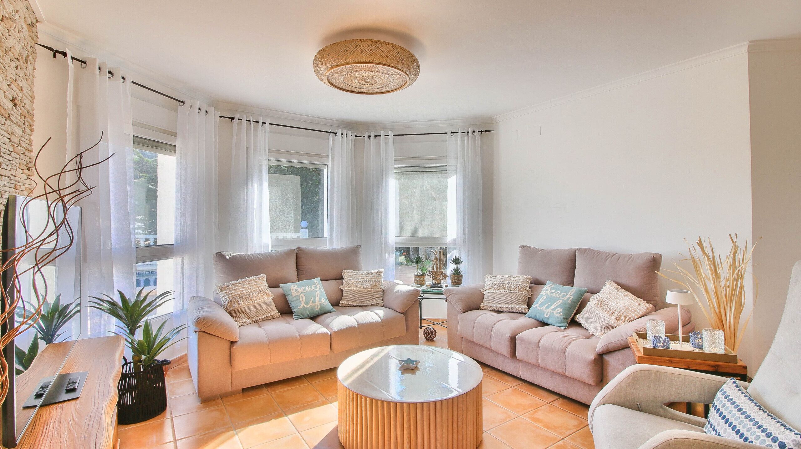 Un salon avec deux canapés, une table basse et une lampe.