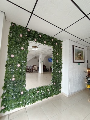 Smart TV 200-cm dengan saluran TV kabel