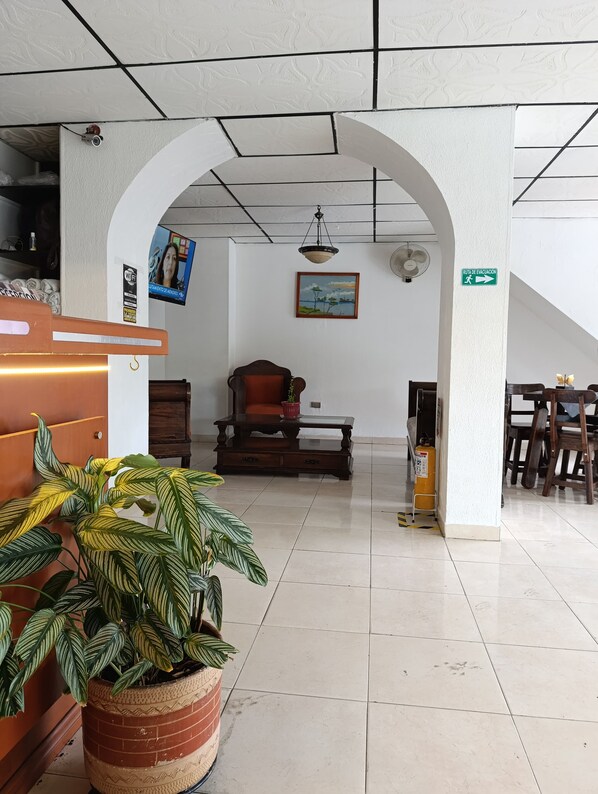 200-cm Smart TV with cable channels