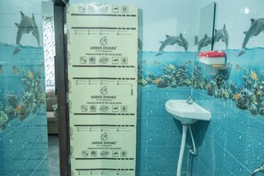 Dobbeltrom – deluxe | Bad | Dusj, toalettartikler (inkludert), badekåper og håndklær