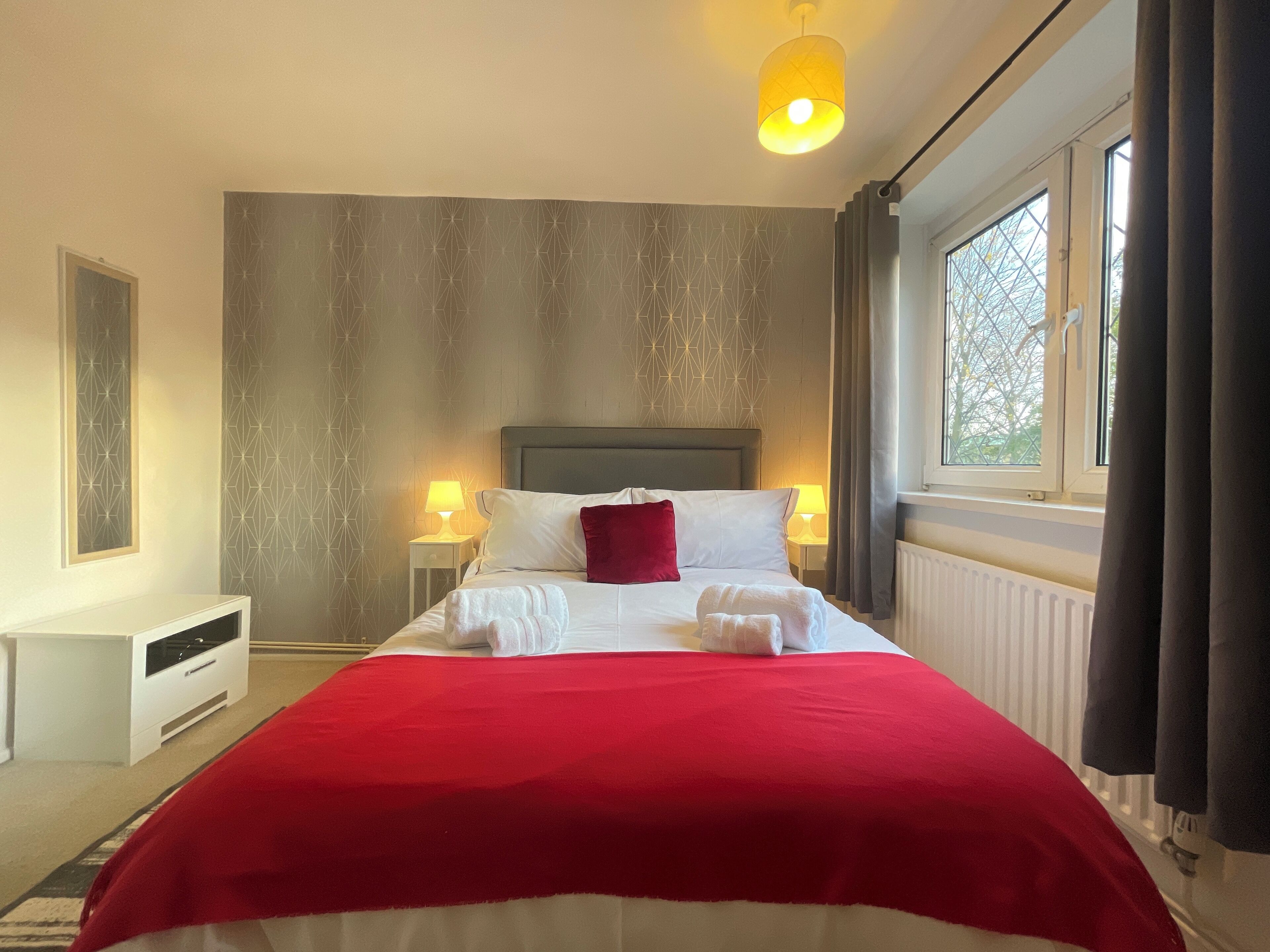 2 soverom, skrivebord, strykejern/-brett og reiseseng for barn