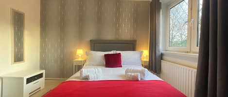 2 soverom, skrivebord, strykejern/-brett og reiseseng for barn