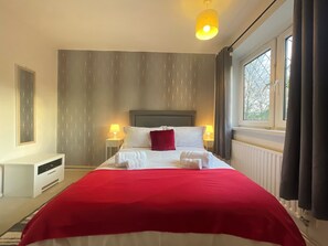 2 soverom, skrivebord, strykejern/-brett og reiseseng for barn