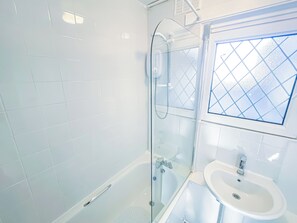 Hair dryer, towels, soap, shampoo - Spacious 2 Bedroom flat with Balcony – 5 min to Kennington Tube, Central London (London)