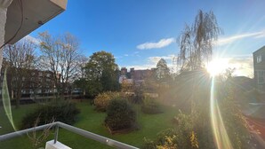 A balcony with a view of a grassy area, trees, and buildings in the background. - Spacious 2 Bedroom flat with Balcony – 5 min to Kennington Tube, Central London (London)