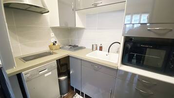 Frigorifero, microonde, forno, piano cottura