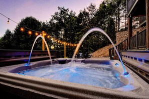 Een bubbelbad met twee waterstralen en een lichtslingering op de achtergrond.