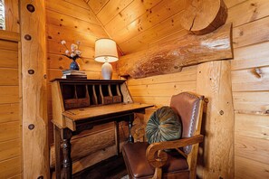 Ein Holzinterieur mit Schreibtisch, Stuhl, Lampe und dekorativer Vase.